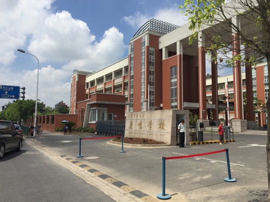 沪一小区周边出现众多驾考教练车引不满 交警总队已