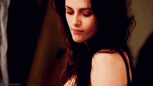 本次广告大片的女主正是嘉柏丽尔香水的代言人kristen stewart!