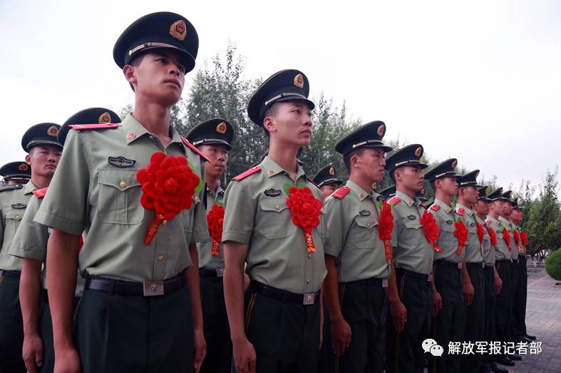 武警宁夏总队石嘴山支队为服役期满的士兵举行了向警徽,队旗,哨位等
