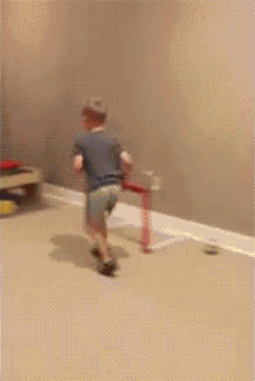 搞笑内涵图:姑娘,快点下来,这里是地铁不是你练钢管舞