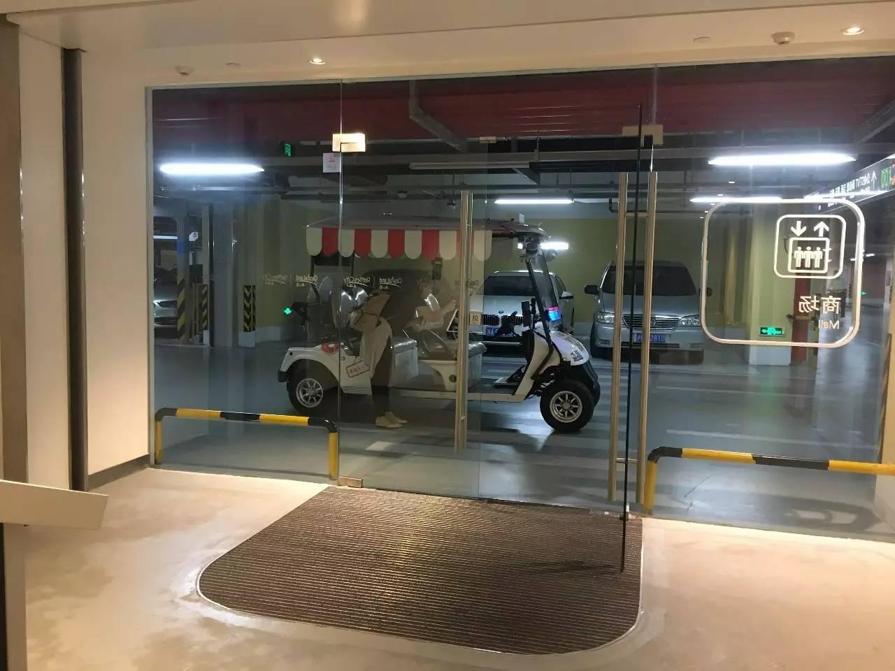 高大上!杭州一商场地下停车场用上无人驾驶车