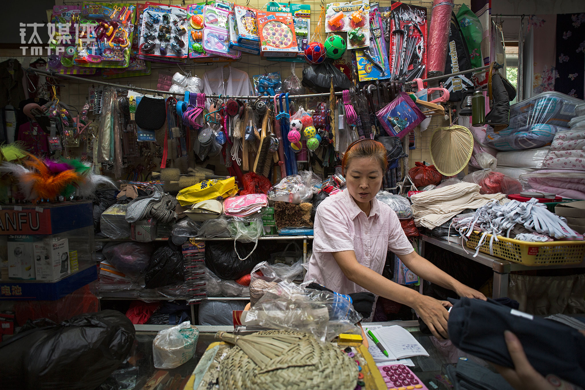 On August 23rd, Xia Qian from Dafang’s daily grocery section was picking products for the customers. The daily grocery section has several hundreds of products ranging from buttons, sewing machine leather belts, elastic belts, traditional mirrors, cattail leaf fans, small toys, needles, and strings.