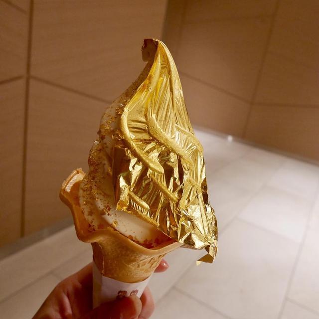 实拍日本奇葩美食土豪金冰淇淋,一口咬下去满