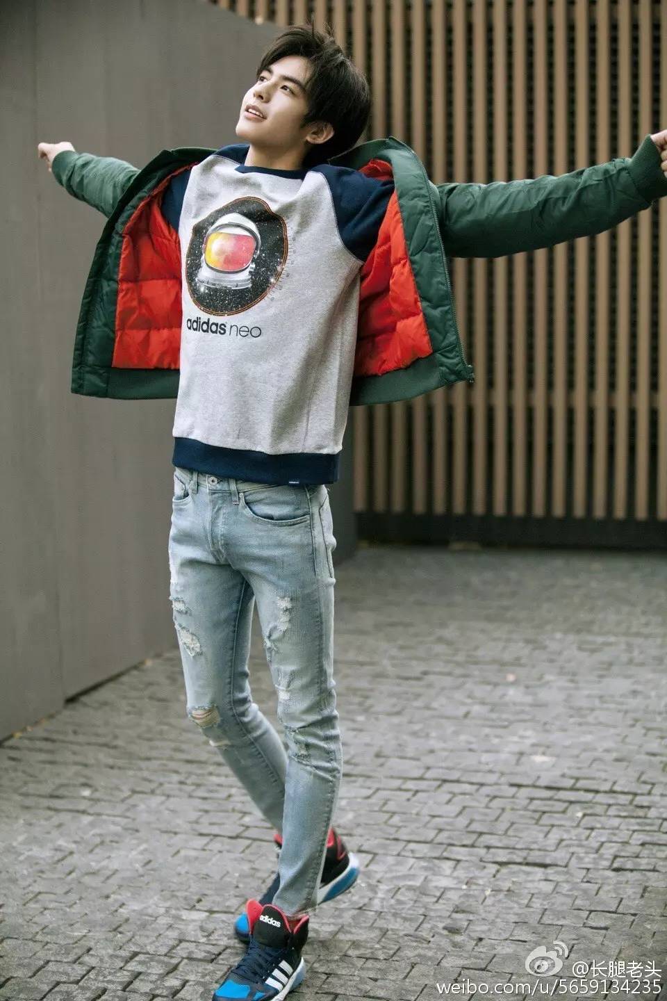 年轻就要young,少年宋威龙完全穿出校园男孩的时髦运动感.