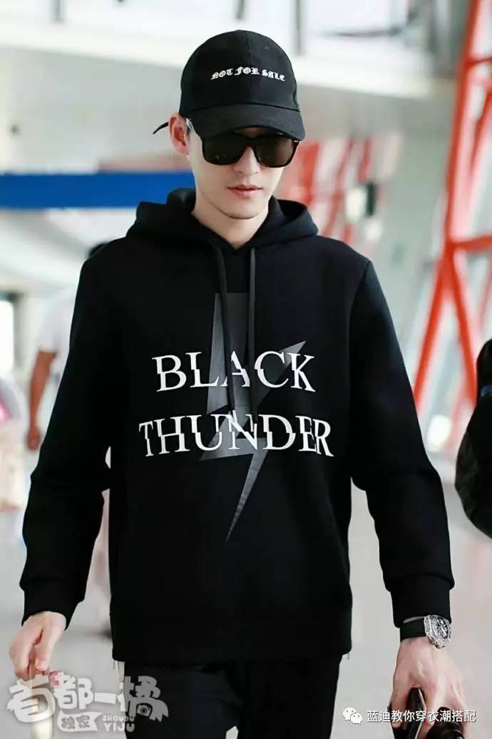 插播男明星贝家二公子张翰吴世勋机场私服时尚潮搭
