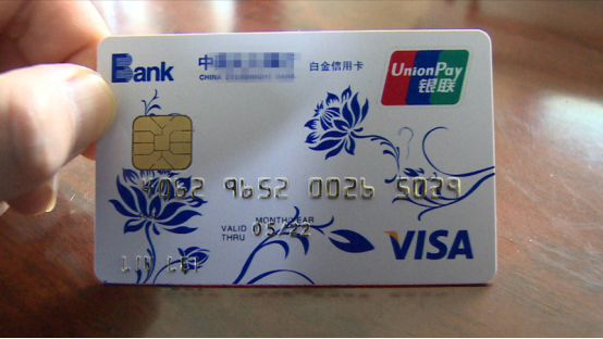 三百元换来十万元额度的信用卡?这生意能