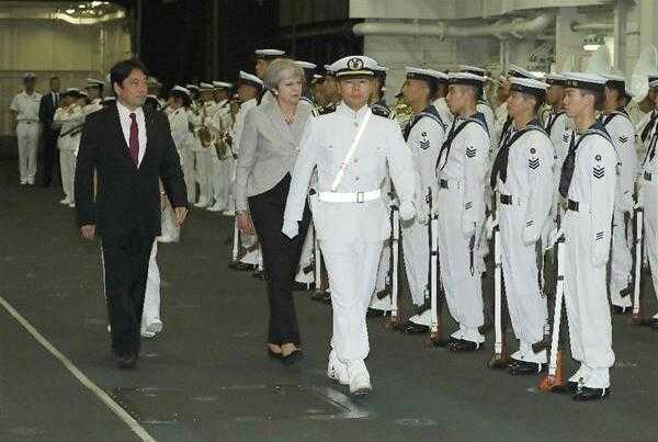 英首相登日本“准航母”视察 日本防相陪同(图)