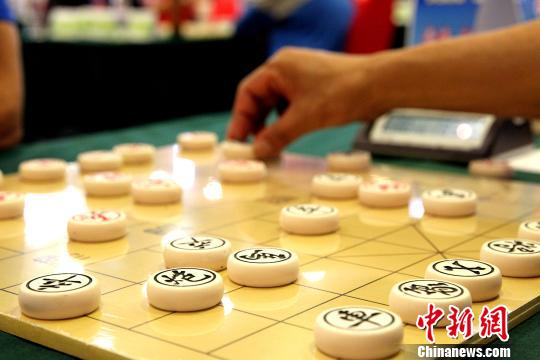 图为西北五省区象棋高手参加联赛首轮比赛。　张添福　摄