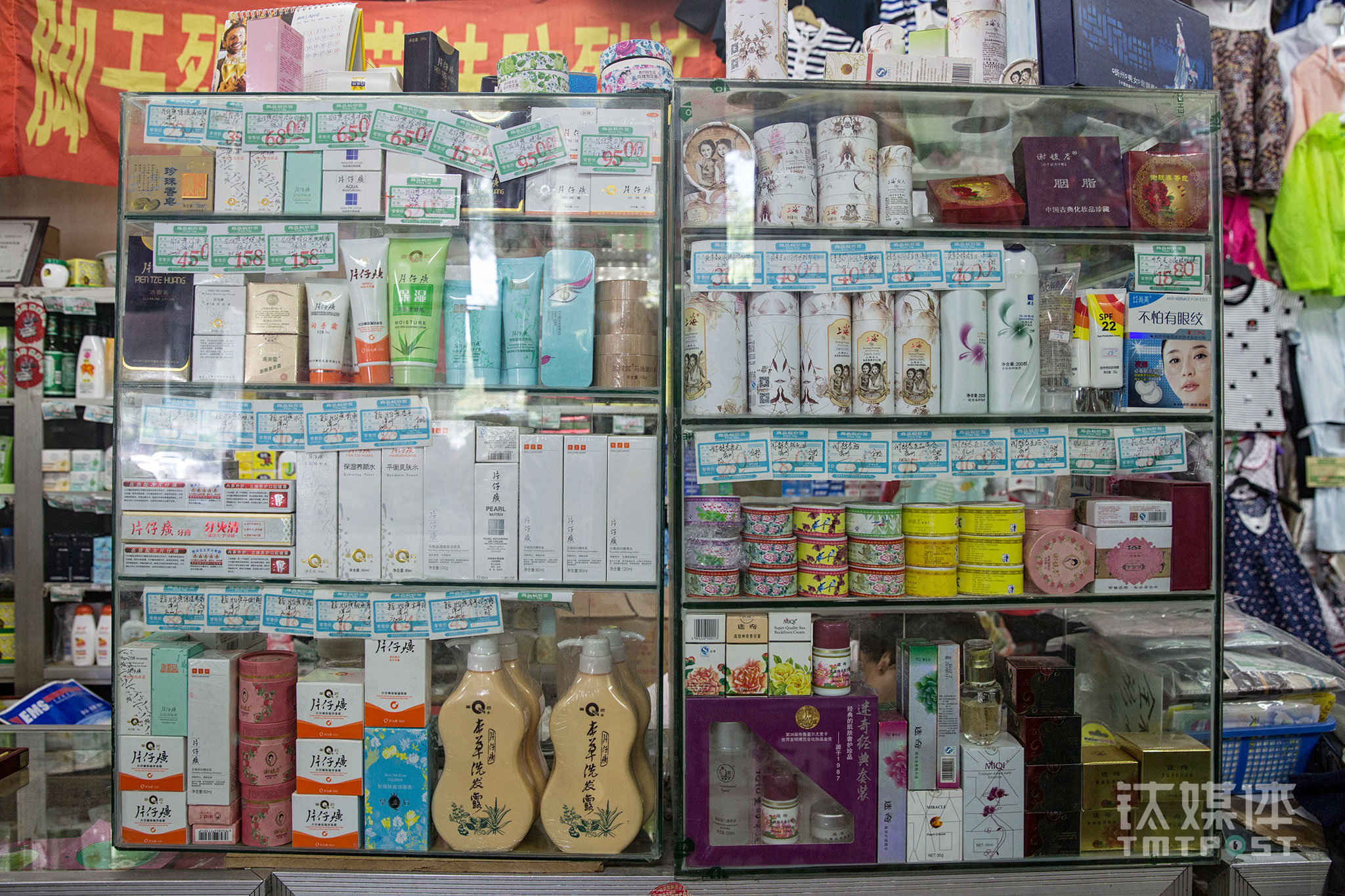 The cosmetics section was full of domestic products, and this makes Zhong Xuan very proud. Dafang offers its customers the best bargains. “We are going to the small profits but quick turnover. We sell them at the lowest price for everyone. This is a matter of trust,” she said, commenting that this would make regular customers more comfortable when shopping here. “If somebody bargains for the products he or she wants to buy and get a better deal, then it’s unfair for the next customers.”