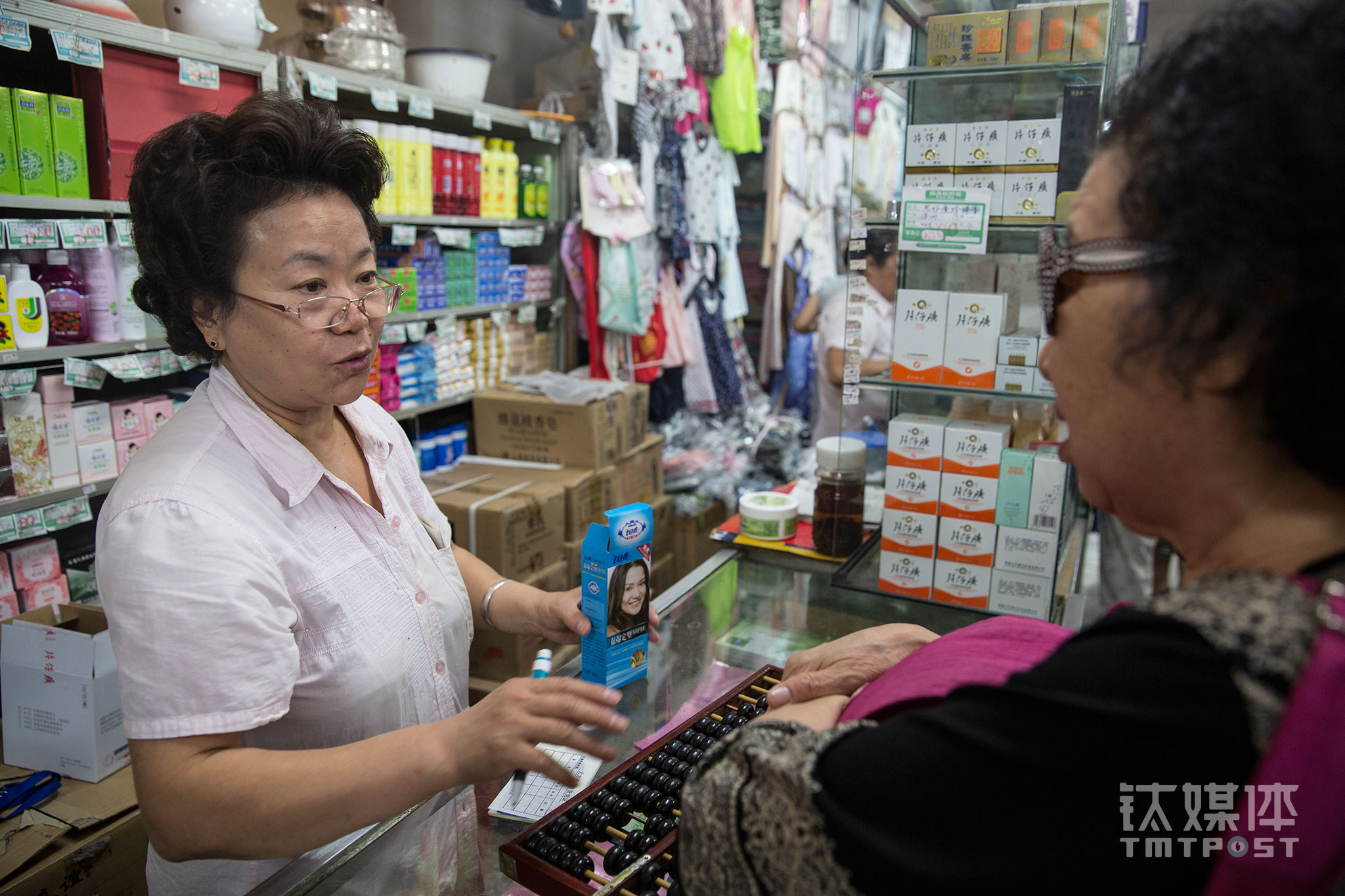 Zhong Xuan was treating a long-time customer who had come all the way from Tongzhou, which was a two-hour metro ride, to buy a hair conditioner that’s less than 20 yuan. “I have gotten used to using this product, and only Dafang sell it,” this long-time customer started to shop at Dafang at a very young age. “We know the people here well. And they do have quality products. I feel comfortable shopping here.”