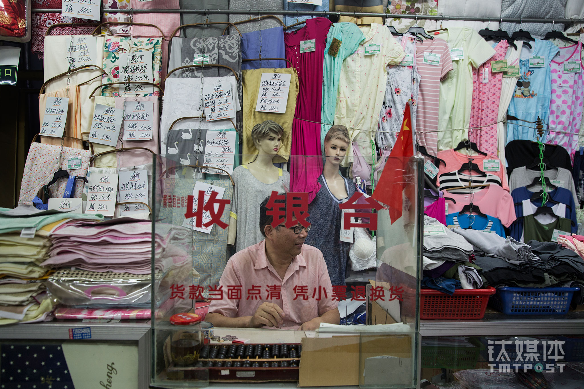 At Dafang’s check-out counter. Mobile payment method such as WeChat and Alipay are still not available at Dafang as the store only accepts cash. TMTPost observed that no customer at Dafang had asked if they could use WeChat or Alipay or not.