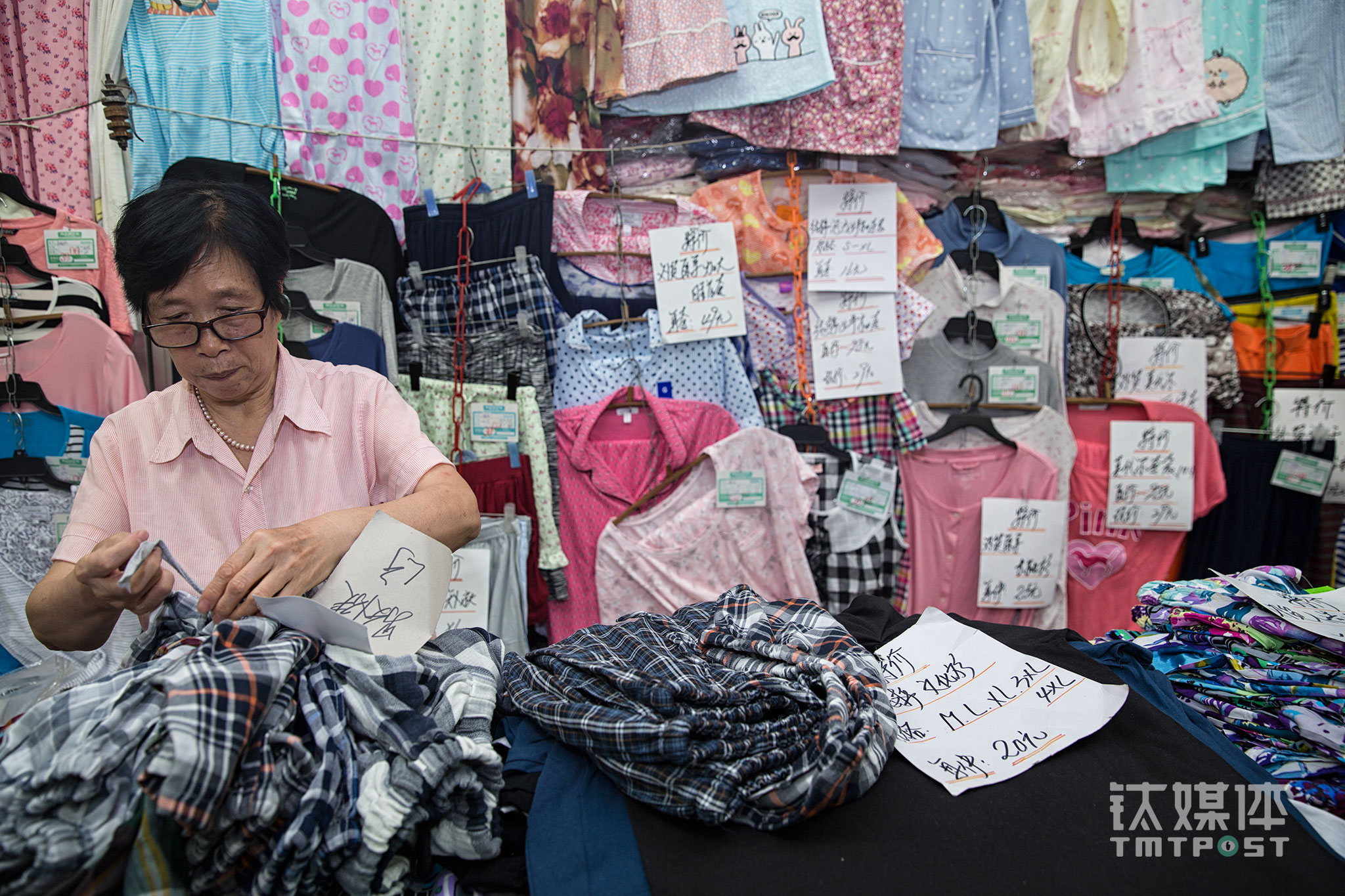 The knit product section’s Guo Hong is 65 years old now. Being the oldest employee at Dafang, Guo started to work at Dafang at the age of 33. Guo recalled that the most popular product at Dafang had been jeans back in the 80s. At that time, the counters were all swarmed by customers. “People were fighting to buy jeans. It was extremely crowded in the store,” Guo had experienced the good old times when Dafang was very popular among consumers. Even though Dafang is in a decline now, she hasn’t given much thought to whether Dafang would last. “As long as I still care about the customers and do my job well, that’s enough for me. We don’t have control over other things,” she concluded.