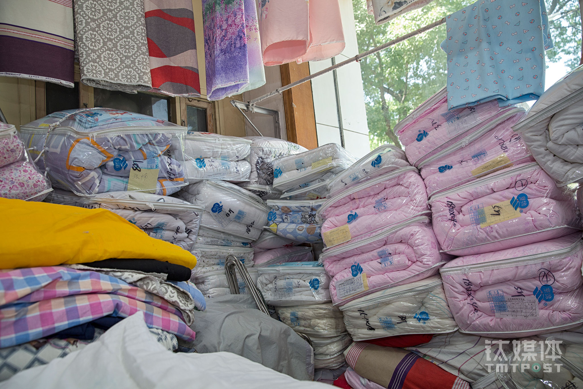 Making blankets is Liu’s main job, which she has been doing for two decades. There isn’t enough staff doing this job because of the production requirements. In this case, it usually takes one to two months to make one set. The handmade blanket set is quite popular among customers. Old residents from Chongwen gate and even Tongzhou all know about the blankets here. As a matter of fact, if you made an order now you would have to wait for two months to get them.