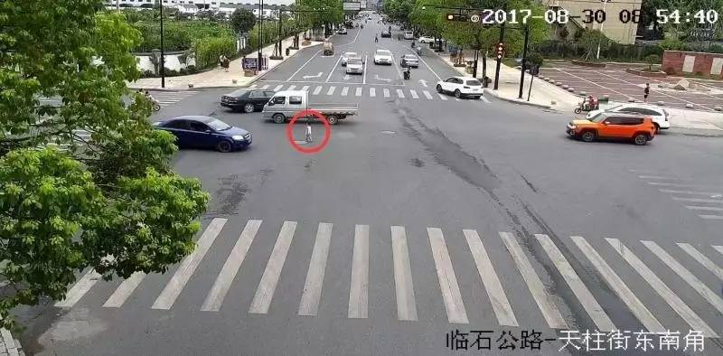 险！杭州3岁小男孩光脚走上大马路，身边车来车往！