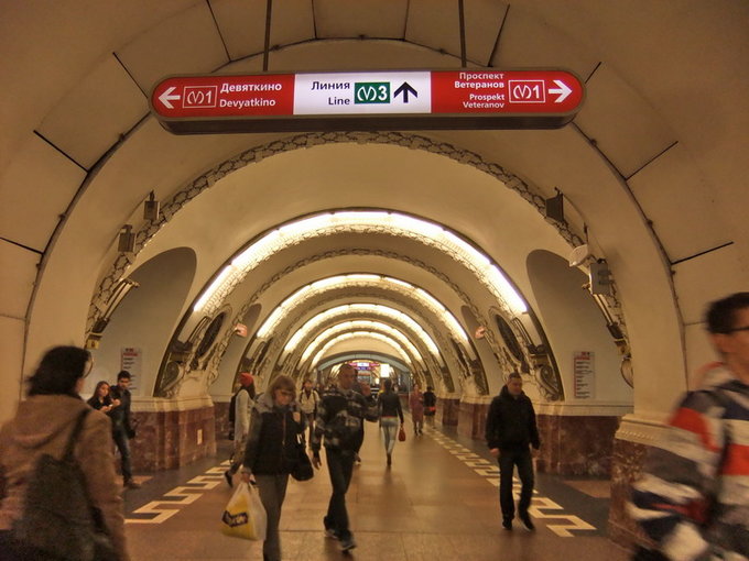 俄罗斯30天(88)圣彼得堡地铁站漂亮,坐公交到