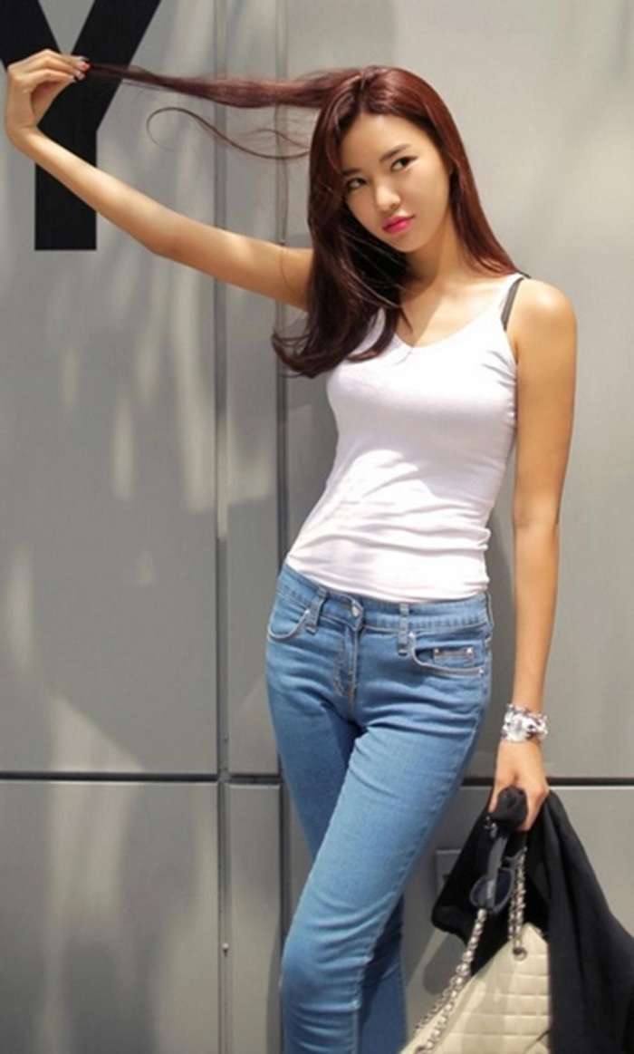你被牛仔裤妹子的性感迷住了吗? 简单姿态都这么美