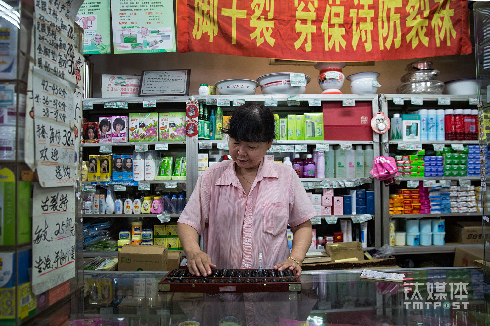 Wang Qing has been working at Dafang for 29 years. To her, Dafeng is not just a work place, but an emotional bound. Her sense of belonging comes from the interaction with her customers. At one time, a female customer called Dafang to ask the staff if they could deliver large cotton pants to her house because it was convenient for her due to physical reasons. The task was given to Wang Qing, who went to the provided address and delivery the pants to the customer. “It was one of those apartments for old people. She was in a wheelchair and lived by herself. Her kids were all in America,” Wang recalled. She helped the customer put the pants on and left. The customer called Dafang back again the next day, saying that the pants didn’t really fit and asking them if they could bring a larger one to change it. Wang then went back to the customer’s apartment again. “She was surprised that we would actually bring a replacement to her for free and help her put the pants on. She was moved. And she kept holding my hands and didn’t want me to leave,” Wang told TMTPost. This customer sent Wang Qing a book that includes her personal life story, with a thankyou note.