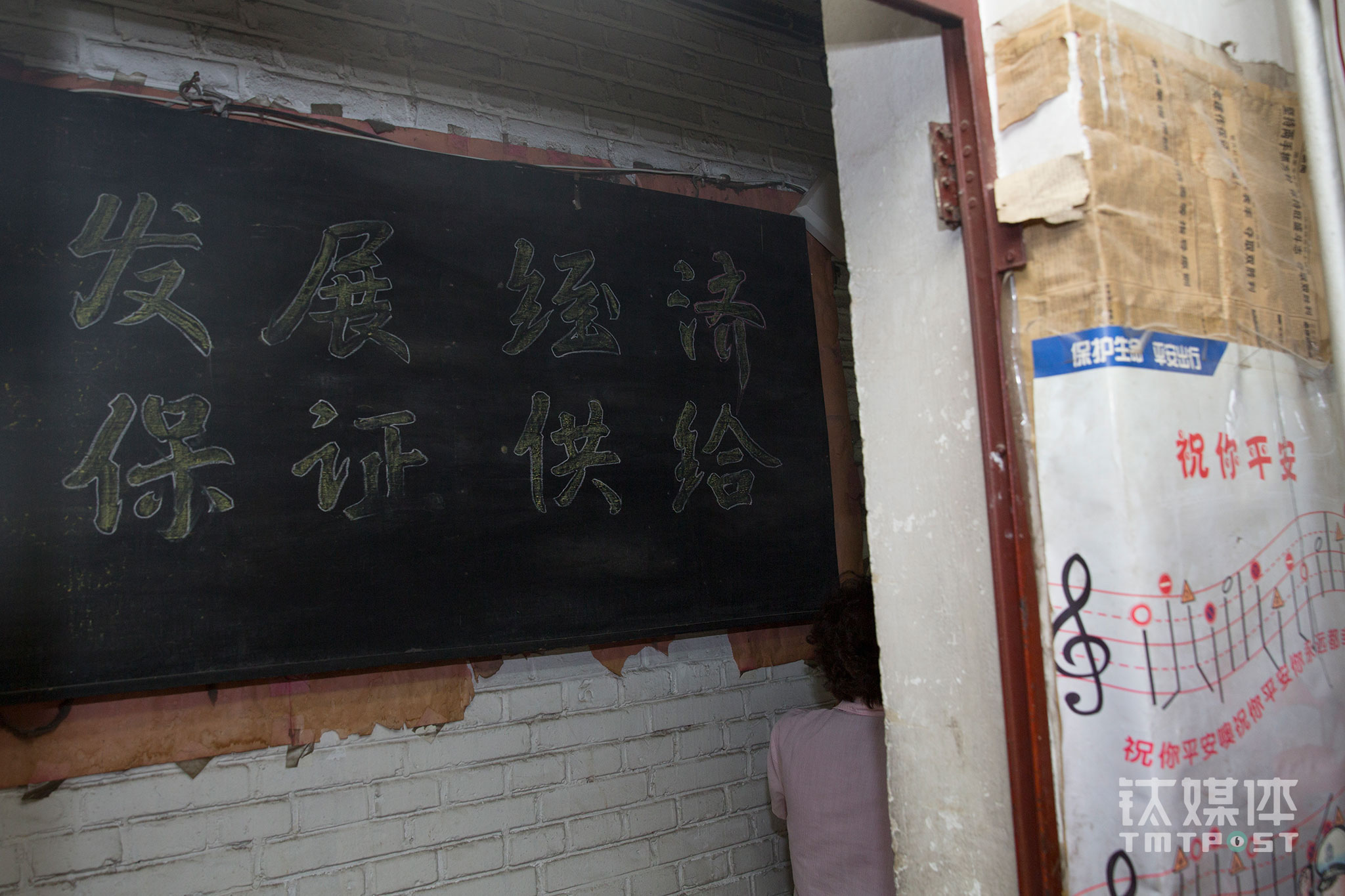 On June 19th, 2017 at Dafang’s office. On the black board it reads “Develop the economy and ensure supply,” a guidance brought forth by the communist party during the Anti-Japanese War. In 2003, Dafang encountered issues after the restructure. The store was blocked entirely by roadblocks from the metro line(from Beijing Station to Beijing West Station) construction project. There wasn’t any customer coming in. Even frequent shoppers of Dafang started to think Dafang had closed down. In response to this issue, the staff agreed on a “going out” strategy. The staff took the merchandise from their sections to sell at government departments, hospitals, and even at their home. They even loaded merchandise to a trolley and started to sell them in front of the August First Film Studio. For six months, not a single customer walked into Dafang, but Dafang survived because of the staff’s efforts.