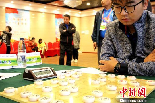图为西北五省区象棋高手参加联赛首轮比赛。　张添福　摄