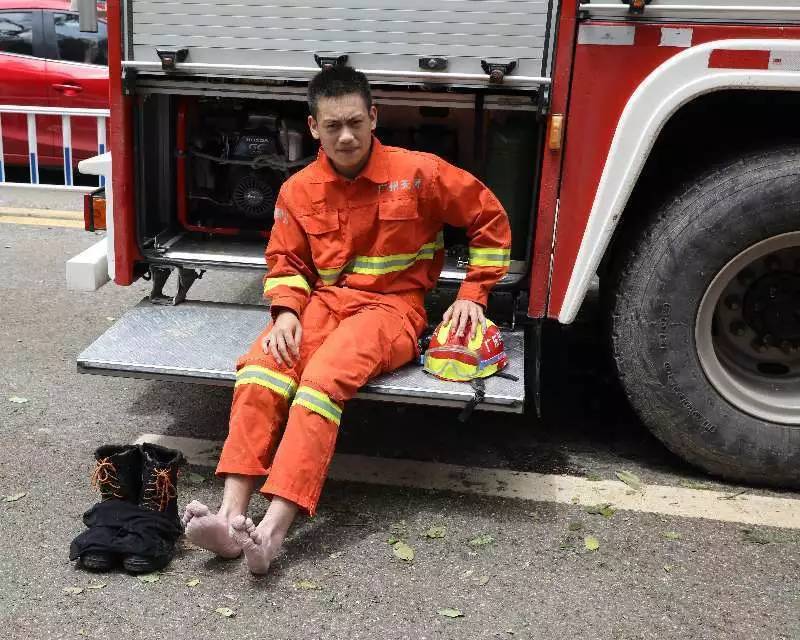 感动网友的兵哥哥找到了!他说,其实每个消防员都一样