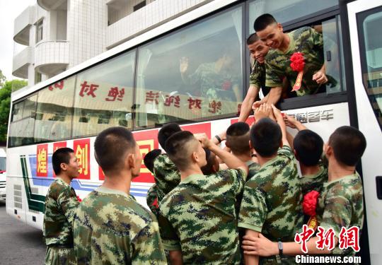 武警广东省总队数千名退伍战士离队返乡