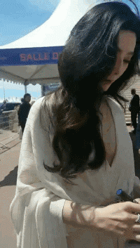 给别人签名时候的样子,临走的时候,冰冰一扭头,真是回眸一笑百媚生