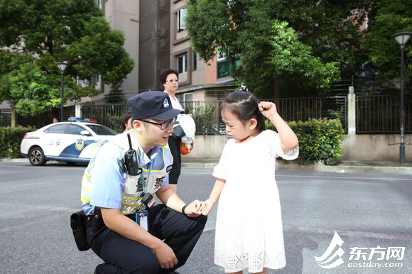 开学首日上海交警出动3500人次开展绿色