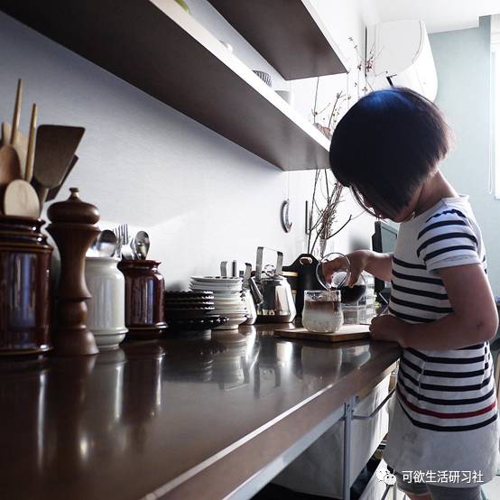 中国妈妈害怕孩子进厨房,日本妈妈却让4岁女儿