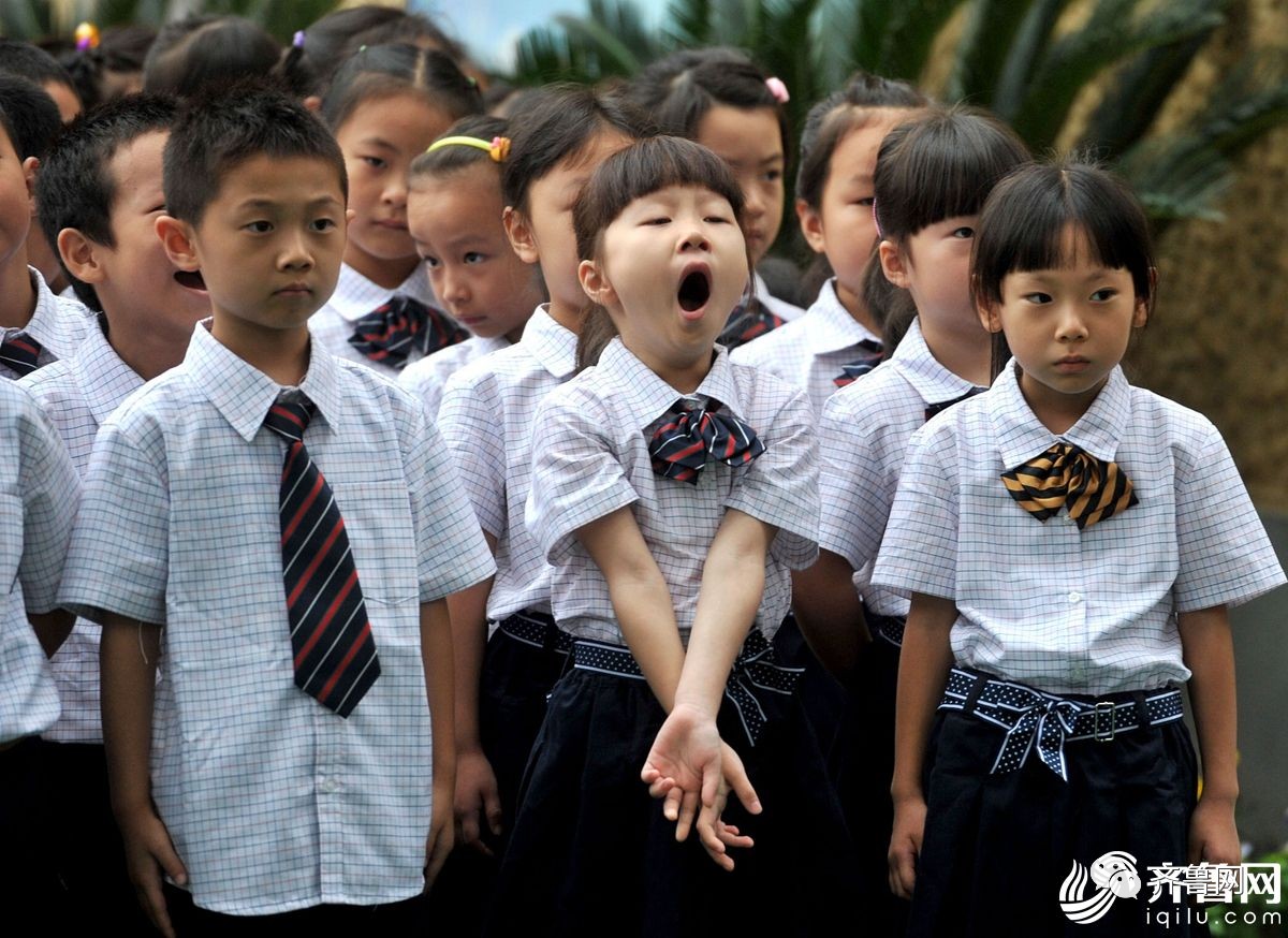 2014年 9月1日,南京赤壁路小学一位一年级入学新生在开学仪式上哈欠