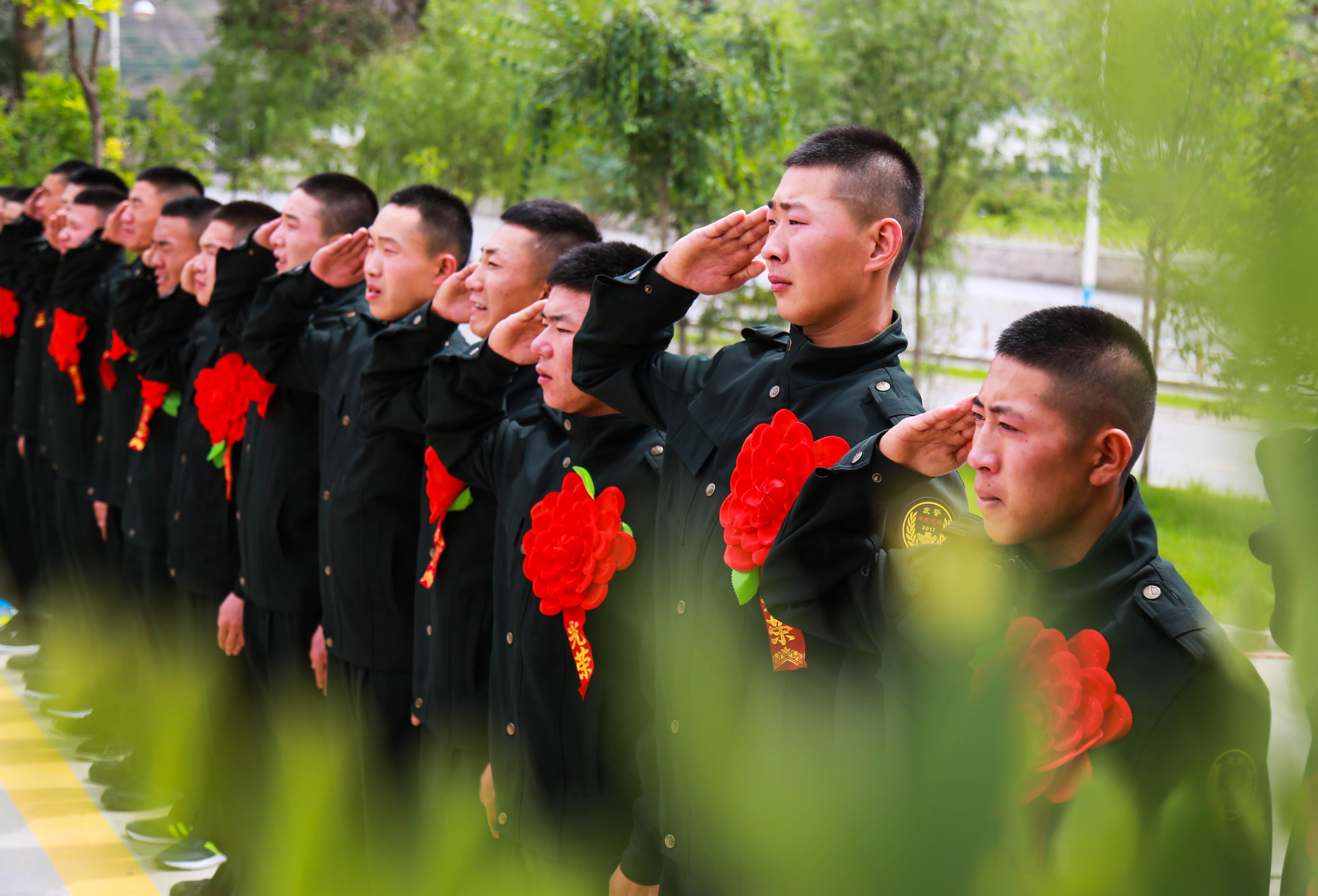 森林甘肃武警退伍老兵泪别军营