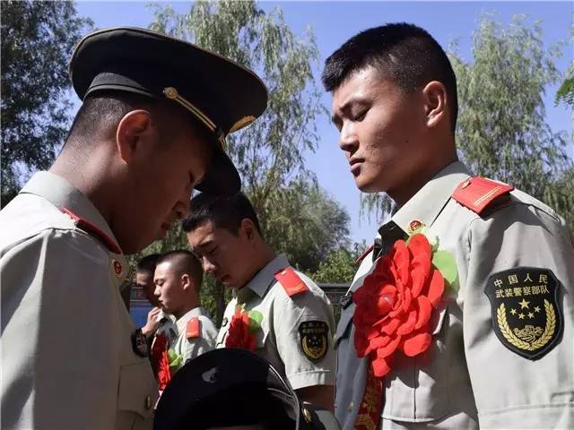 退伍季 昔日硬汉哭成泪人,场面让人动容!