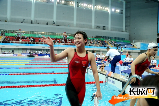 【金牌时刻】李冰洁4分01秒75破400米自由泳