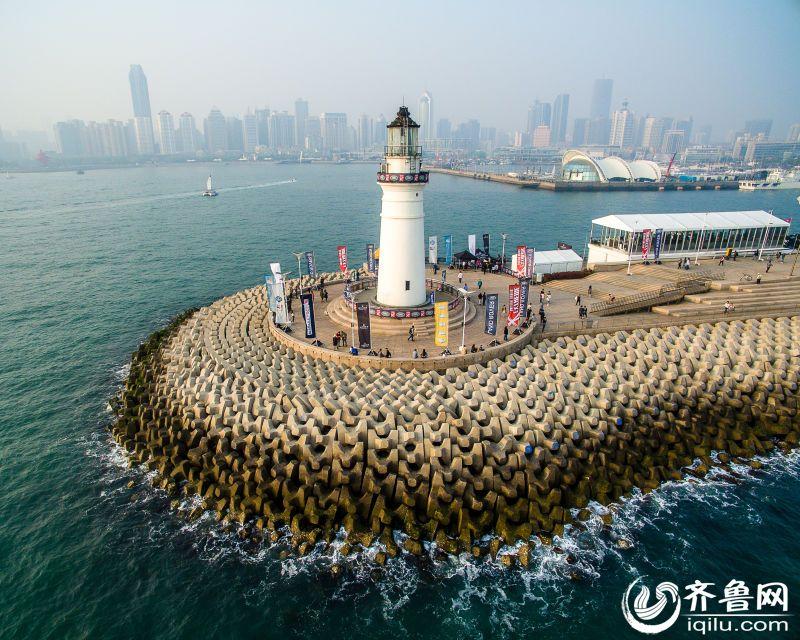 青岛奥帆中心情人坝灯塔,成为青岛的一处新地标.齐鲁网发 博速摄