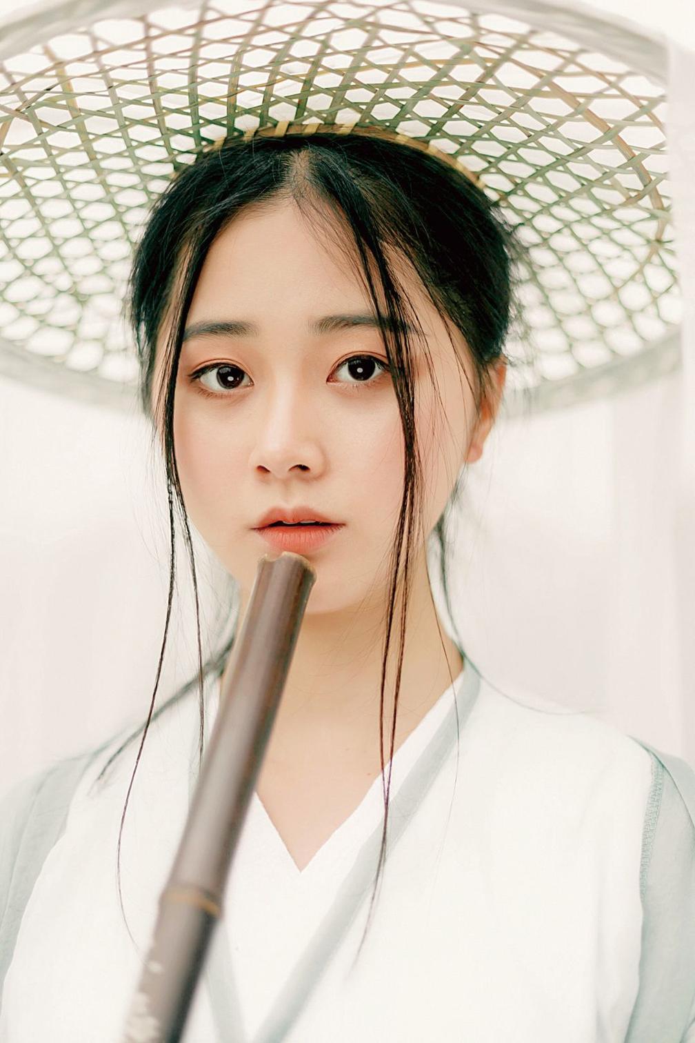 图片精选: 美女柔软纤细身体, 不禁引人遐想…