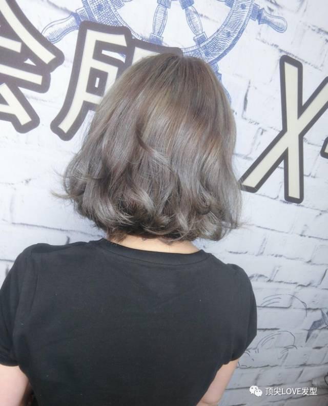 "扇形烫"因形似扇子而得名,无论从哪个角度来看都很美,轻松驾驭各种发