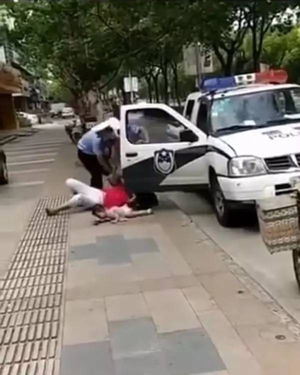 警察抱摔带小孩女子,这件事警方有说法了