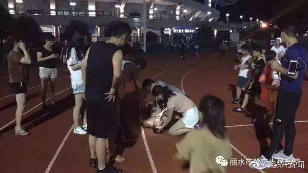 浙江丽水: 男子体育馆夜跑心跳骤停, 现场五名医