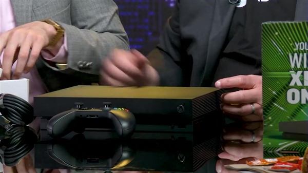 地球最强游戏机！Xbox One X零售版开箱：3400元