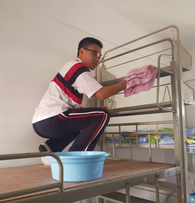 珠海市第一中学高一新生在认真打扫宿舍卫生,迎接精彩的高中生活!