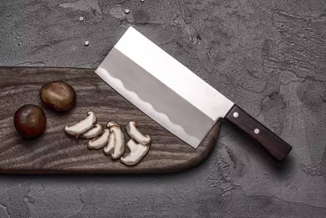800年老牌子的日本菜刀,每一把都是匠人手工锻造,锋利无比