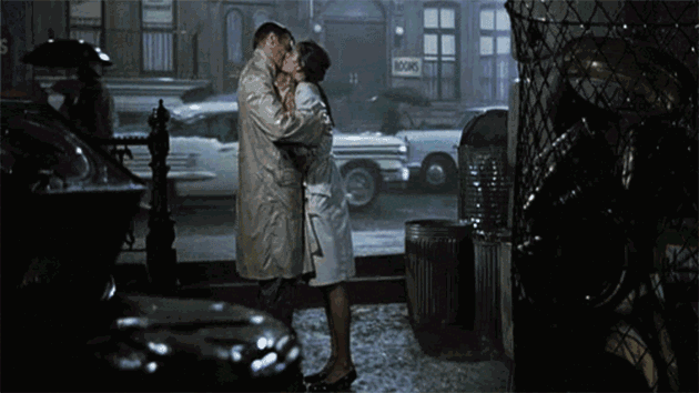 还是audrey hepburn和george peppard在大雨中身穿风衣深情拥吻