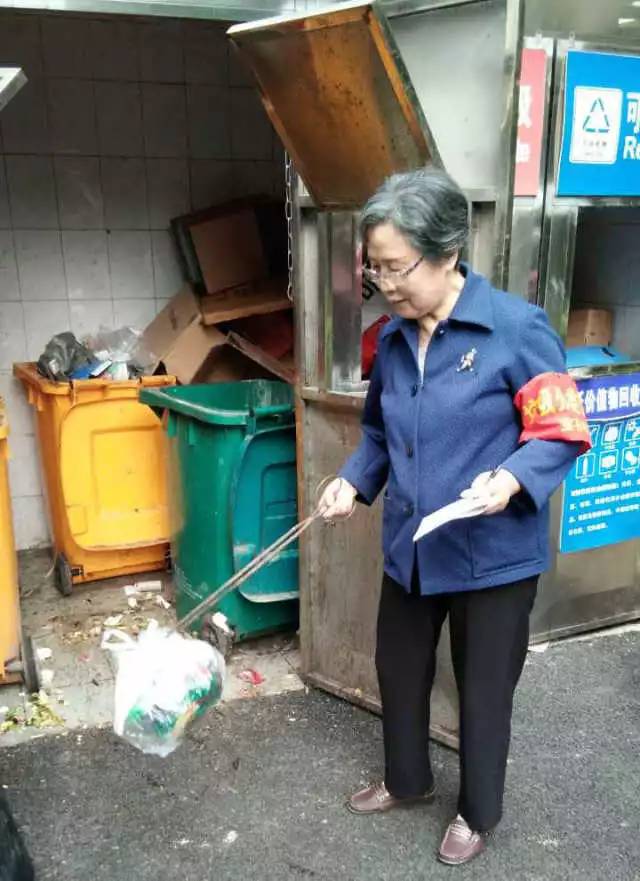 杭州八旬阿姨找了份又臭又脏的工作，她图个啥？