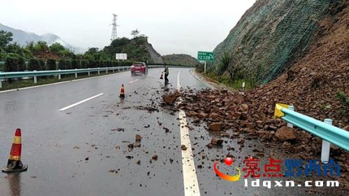 兴义往盘县方向高速公路发生边坡塌方 路政及