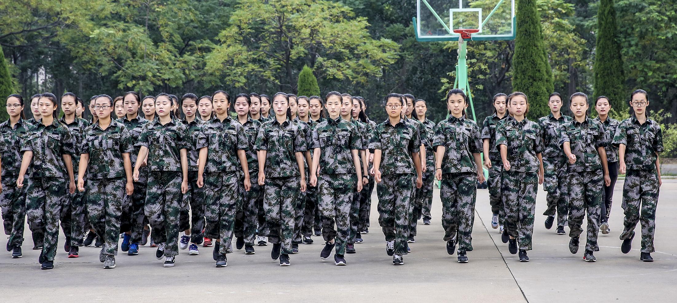 高校新生军训,空乘专业女生靓丽军姿引人目光,女生学习让人感动