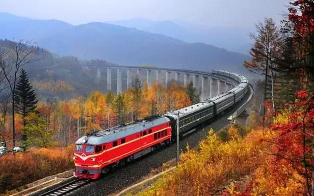 秋天，这列开往长白山的绿皮火车，风景美到不敢眨眼睛！