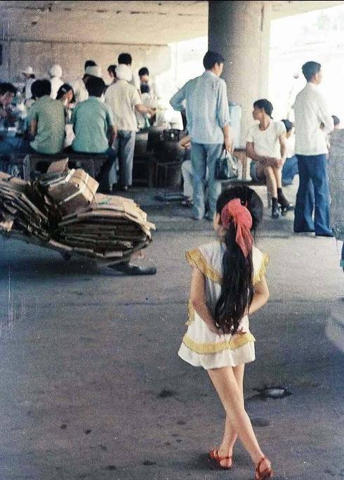 1987年,南京,大桥下,背手看世界的小姑娘.刘卫兵 摄