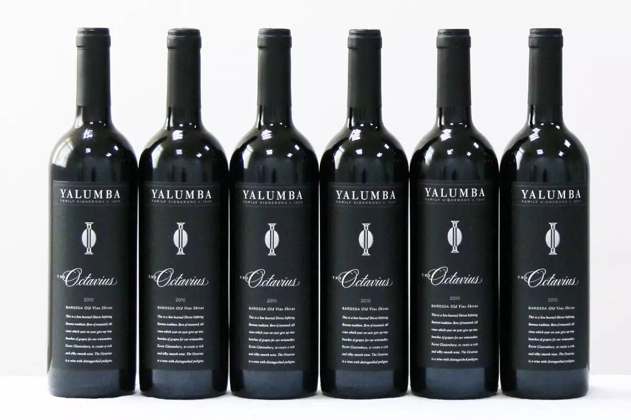 9、西拉:澳洲国宝级葡萄品种 此酒由 100% 西拉酿制。西拉是澳洲国宝级葡萄品种,是澳洲走向国际葡萄酒舞台的历史功臣。 西拉葡萄是目前最高贵、最时尚的红葡萄品种之一。说它高贵是因为西拉葡萄能够酿造出品质优异并且具有非凡陈年能力的葡萄酒,而说它时尚则是因为西拉葡萄酒目前在全球葡萄酒市场中倍受青睐。 南澳西拉果皮颜色深浓,发芽时间较晚,成熟时间较长,带有黑色水果的香气,不同产区表现出不同的特点。 10、法式和美式橡木桶陈酿 20 个月,包括八度桶、霍格桶等 葡萄破皮后,被倒进 6-8 吨容量的开盖式发酵罐