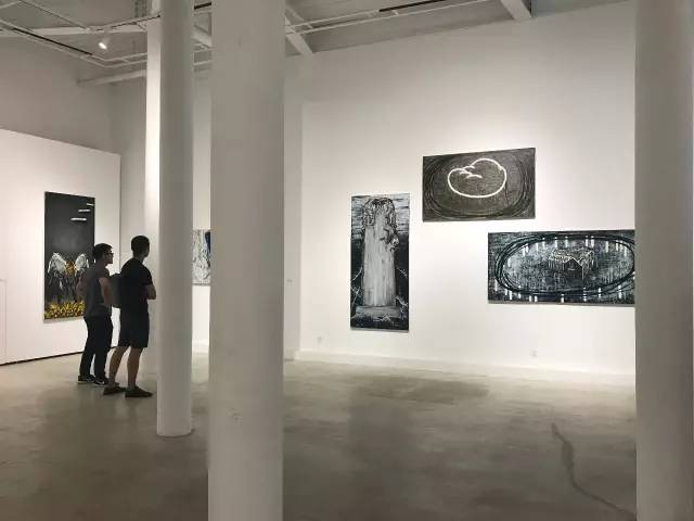 他16年来每天24小时承受脊柱炎的疼痛折磨却始终没有泯灭艺术理想!今天他的个展在北京798开幕!_凤凰网