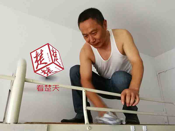 武汉一高校书记、校长带头到新生寝室打扫卫生