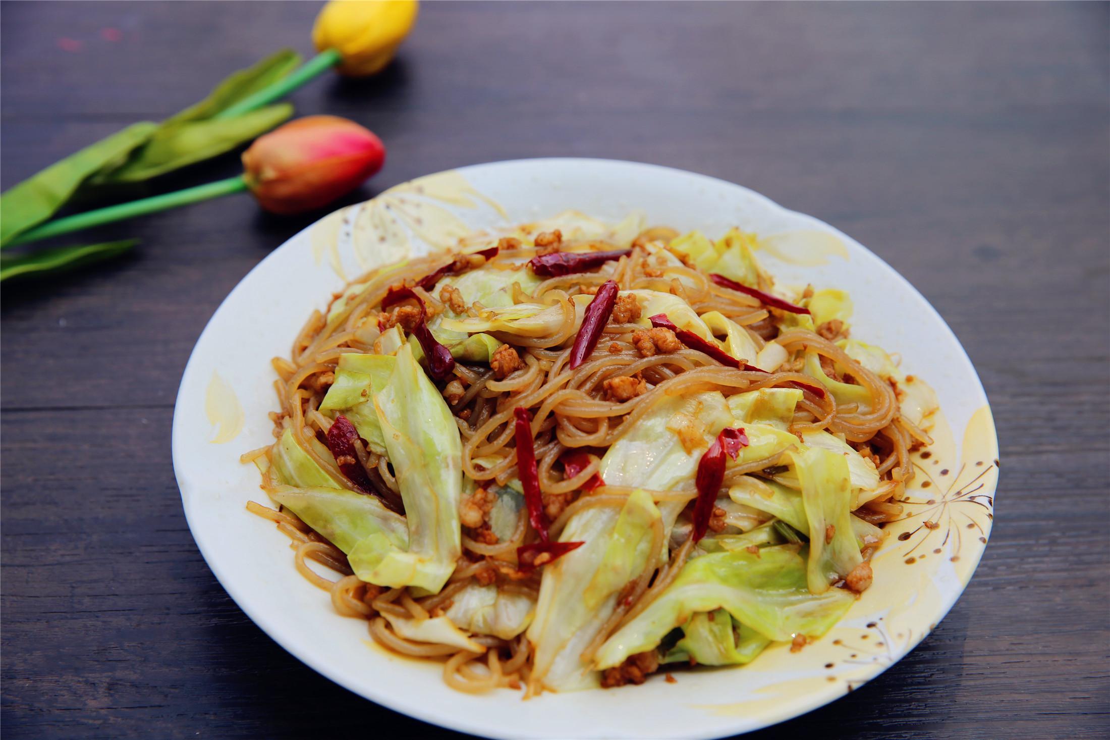 卷心菜炒粉条不粘锅不成陀的秘诀在这里!